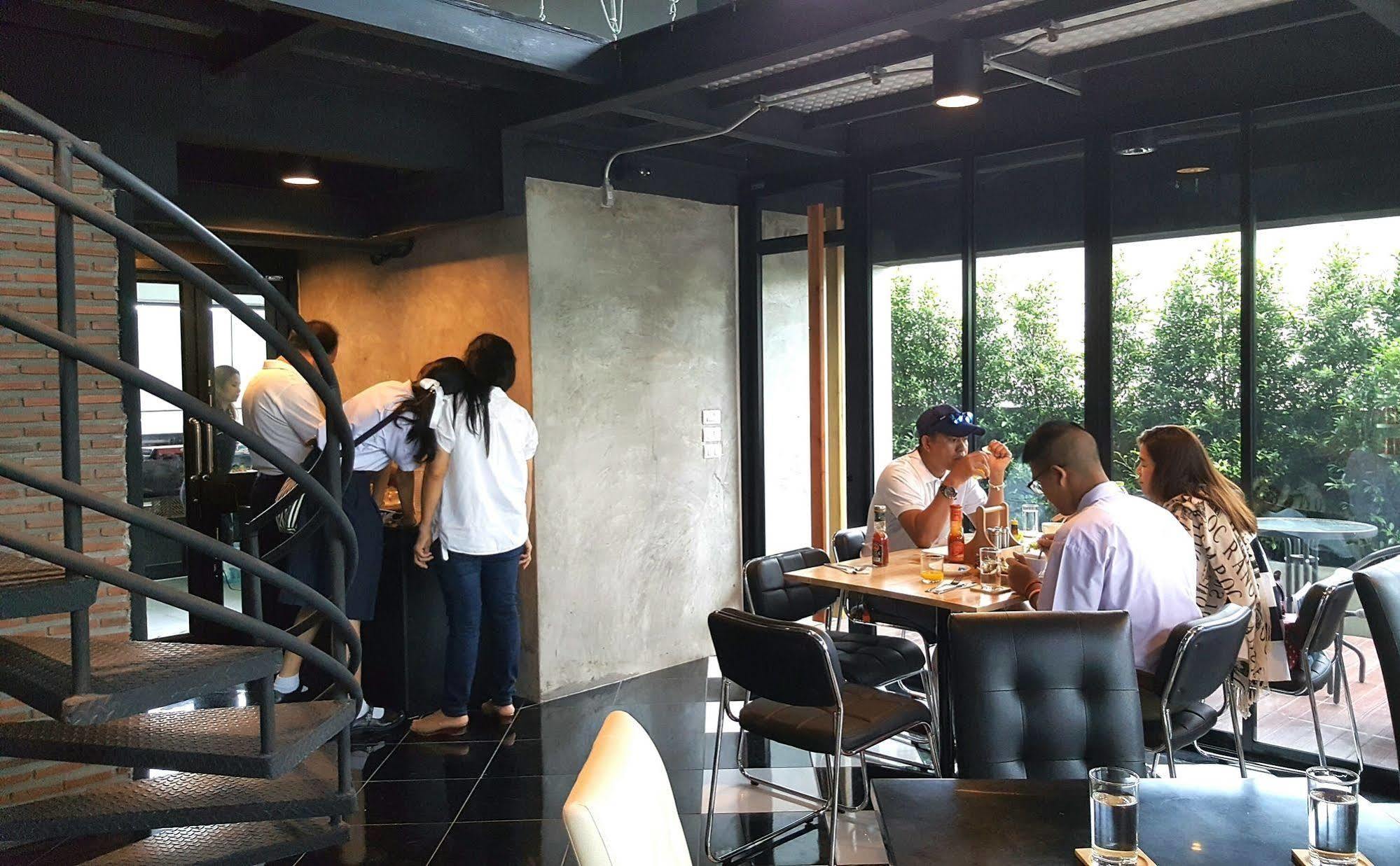 The Logbook Room And Cafe' Chonburi Exteriér fotografie